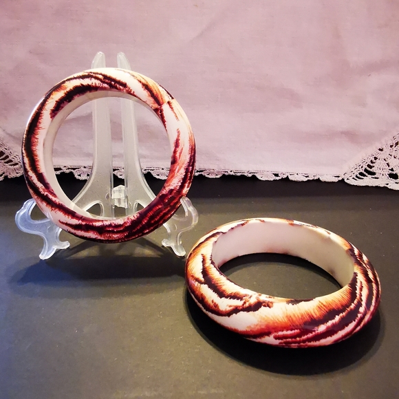 Pair of Chunky Domed Animal Tiger Print Plastic Bangle Bracelets - Picture 10 of 16